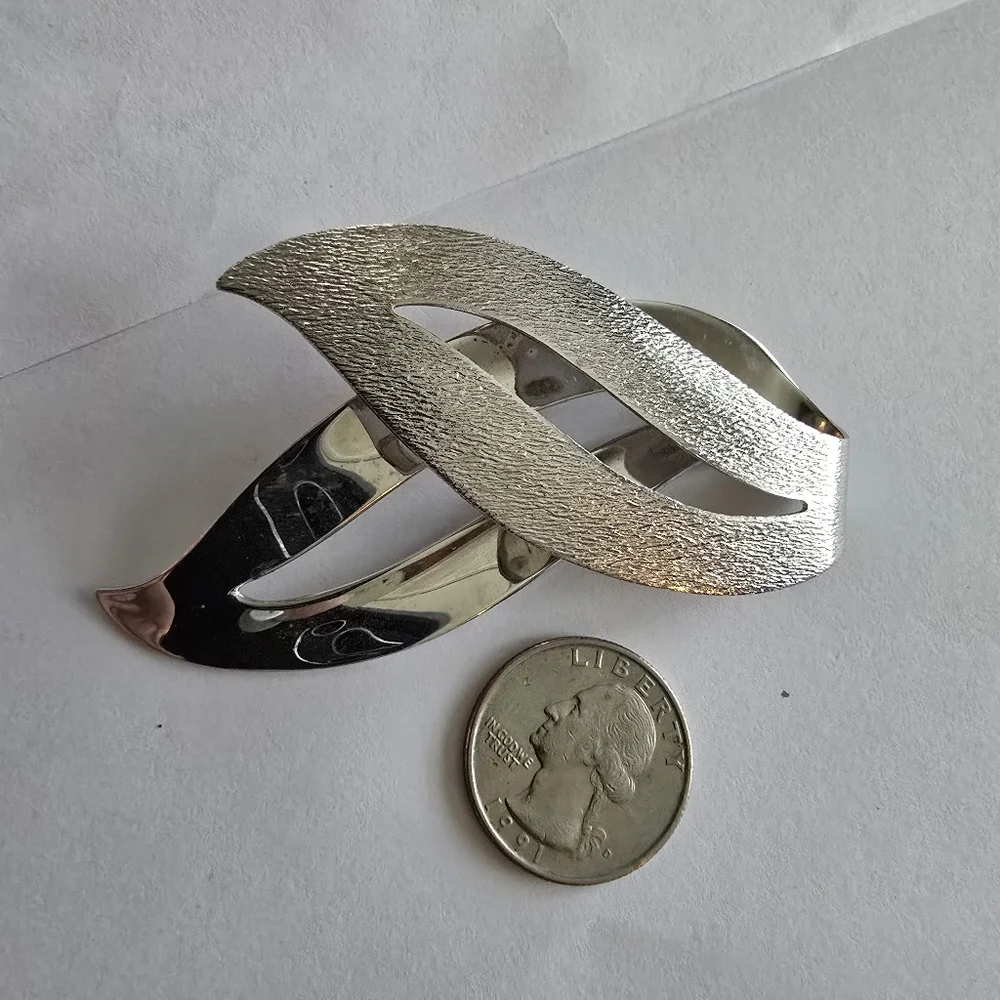 Vintage Sarah Coventry brooch silver pin crossover
